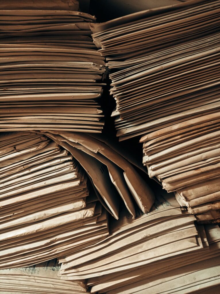 Pila de actas y documentación sobre un escritorio
