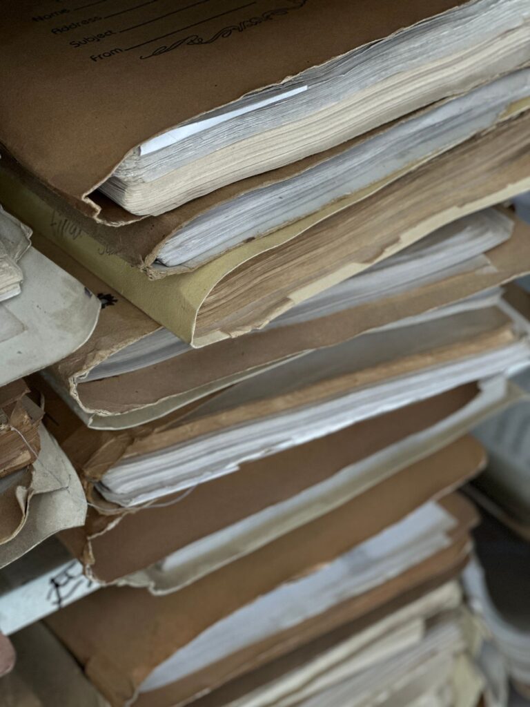 Pila de carpetas con documentos antiguos